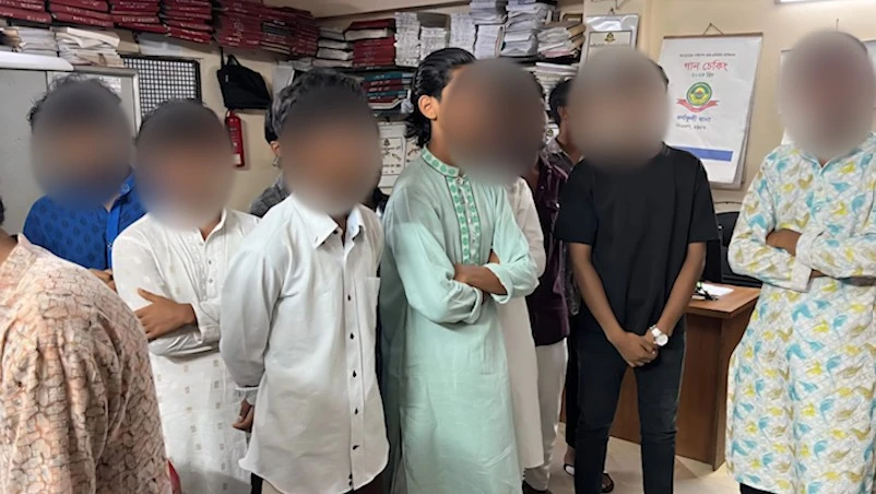 ‘জয় বাংলা’ স্লোগানে টিকটক বানাতে গিয়ে ১২ যুবক আ-ট-ক